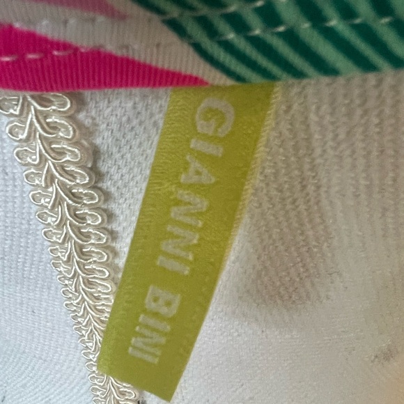 Giani Bini swimsuit top NWOT 34DDD. Never worn NWOT. - Picture 4 of 8